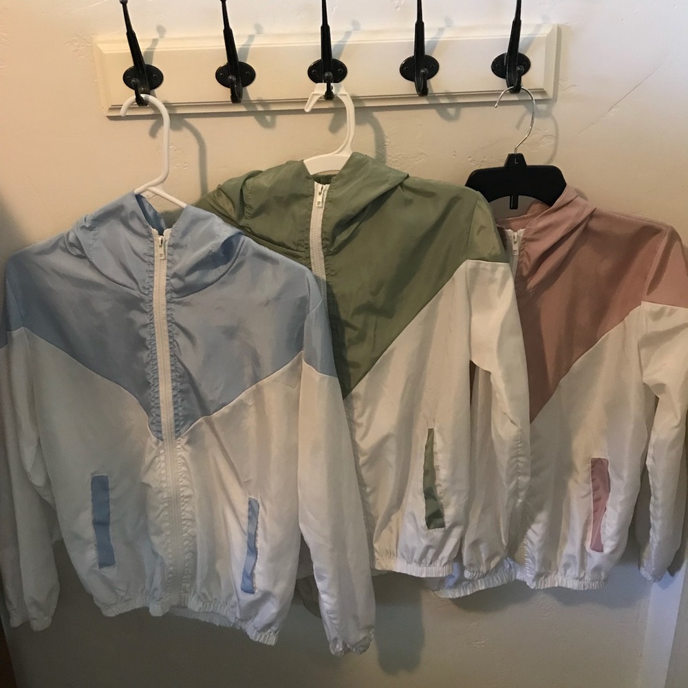 3 light windbreakers. Fit size small!